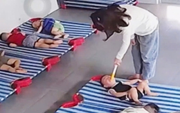 Xác minh clip trẻ bị túm hai chân đánh, nhét cây gỗ vào miệng