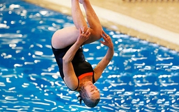 Cộng đồng không tuổi ở lớp nhảy cầu