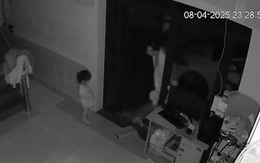 Giữa đêm, con gái đứng trước cửa chờ bố đi làm về