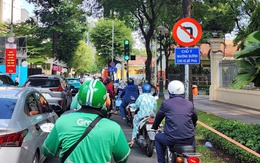 TP.HCM lắp 500 bảng nhắc 'chú ý nhường đường cho xe rẽ phải'