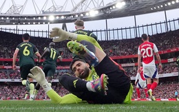 Thủ môn David Raya của Arsenal ‘quần này áo nọ’ gây bão mạng