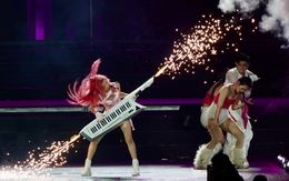 Concert đầu tiên của các chị đẹp: Có đủ múa cột, đánh trống, thổi kèn, chơi đàn, múa kiếm