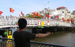Đường phố TP.HCM rợp cờ Tổ quốc mừng đại lễ 50 năm thống nhất đất nước