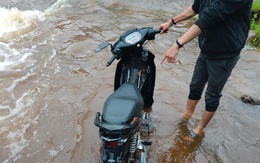 Đi xe máy qua ngầm tràn lúc mưa to, hai người mất tích