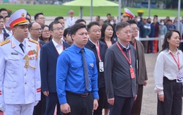 Đoàn đại biểu thanh niên Trung Quốc viếng Chủ tịch Hồ Chí Minh