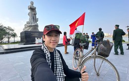 Chàng trai 24 tuổi đi xe đạp cũ của ông từ Hà Nội vào TP.HCM xem diễu binh 30-4