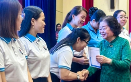 Trao tặng 60 suất học bổng Vừ A Dính cho học sinh vượt khó tại Tiền Giang