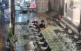 Chàng trai 'vồ ếch' liên tục trên nền gạch hoa