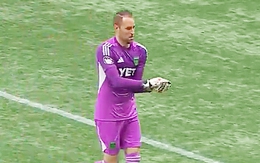 Thủ môn 5 lần thủng lưới nhưng đã bắt chuột giữ... sạch sân