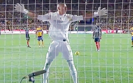 Quay lưng bắt phạt đền cà khịa Sergio Ramos, thủ môn bị ‘phản dame’