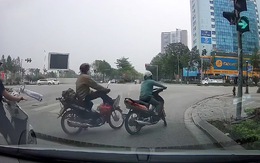 Người phụ nữ 'thích ưa nặng' khi chặn đường cho phép rẽ phải