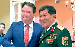 Đại sứ Mỹ cùng Trung tướng Phạm Tuân xem khoảnh khắc Amanda Nguyễn bay vào vũ trụ