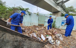 Đã dọn 10 tấn rác đổ lén dưới cầu đường sắt Bình Lợi mới, quận Bình Thạnh