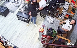 Khi khách quen đến mua giày làm hết việc của nhân viên