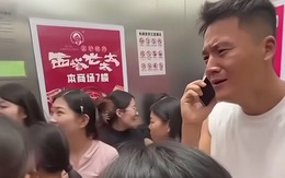 Chàng trai mếu máo trong thang máy khi bạn gái gọi điện chia tay