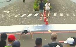 Runner hít đất khi về đích vì chạy 5km mà chưa bõ bèn gì