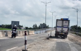 Dân phản ánh tuyến Lộ Tẻ - Rạch Sỏi nâng cấp ì ạch, trâu bò, xe máy đi lại lung tung