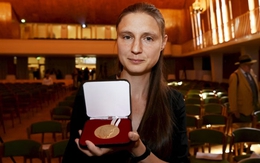 Hai người phụ nữ hiếm hoi trong lịch sử từng được trao huy chương Fields