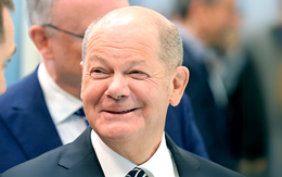 Bị phạt hơn 5.000 USD vì ôm Thủ tướng Đức