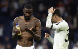 Rudiger gây phẫn nộ khi đạp vào bụng cầu thủ trẻ