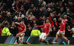 Man United ngược dòng 'điên rồ' đánh bại Lyon 5-4