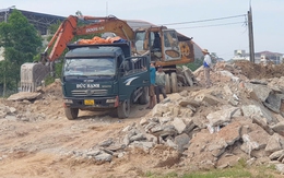 Dân hứng bụi từ bãi xà bần khổng lồ, phường nói 'sẽ phối hợp xử lý'