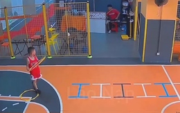 Học trò đứng hình khi ném vòng trúng thầy giáo