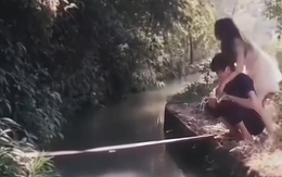 Cõng bạn gái qua cầu, tưởng lãng mạn ai ngờ sụm nụ