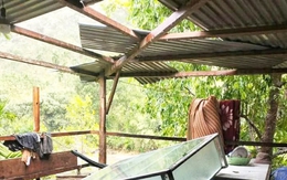 Mưa đá trút xuống miền núi Trà Leng gây hư mái nhà dân