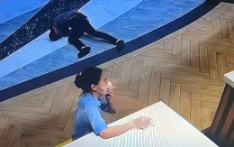 Nữ nhân viên cười như được mùa khi thấy đồng nghiệp ngã dập mông