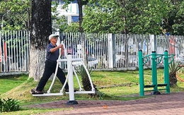 Tháo dỡ tường rào ở Trung tâm sự kiện và đối ngoại Đồng Nai trước ngày 30-4