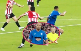 Fan la ó vì cầu thủ bị kéo rách áo mà trọng tài vẫn... lờ lớ lơ!