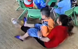 Cô giáo ngã dập mông khi bế học trò ngồi chung ghế