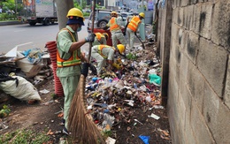 Đã dọn rác đổ đống ở vỉa hè con đường vừa mở, gần nhà ga T3 Tân Sơn Nhất