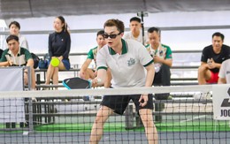 Rapper Negav nhai kẹo, đeo kính, có người lau mồ hôi khi chơi pickleball