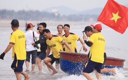 Ngư dân Cửa Lò mang thuyền mủng đua tốc độ trên biển