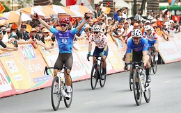 Fan hâm mộ vui nổ trời khi Nguyễn Văn Bình rút thắng Kergozou ở chặng 15 Cúp Truyền hình TP.HCM 2025