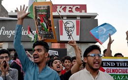 Pakistan bắt 160 người sau khi đám đông tấn công hàng loạt cửa hàng gà rán KFC