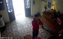 Đang thắp hương cho bố, chị gái hú hồn vì em gái 'báo quá báo'