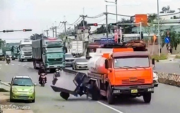 Camera ghi cảnh xe ba gác lật ngửa sau va chạm với xe bồn, tài xế bị cán chết