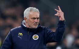 Jose Mourinho hành động xấu xí, bóp mũi HLV đối thủ