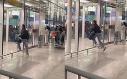 Thanh niên ngượng chín mặt khi đập đầu vào cửa kính cường lực