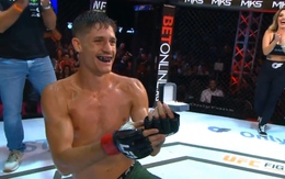 Võ sĩ cầu hôn bạn gái sau khi hạ knock out đối thủ