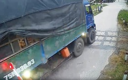 Thót tim cảnh xe tải ở Huế tông gãy gác chắn, lao qua đường sắt khi tàu hỏa đang đi tới