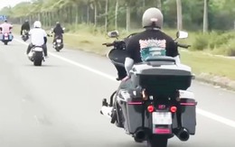 Lập biên bản 2 người Hàn Quốc buông 2 tay khi lái mô tô phân khối lớn