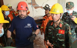 Một nạn nhân động đất còn sống, nói chuyện được, bộ đội Việt Nam đang tiếp cận giải cứu