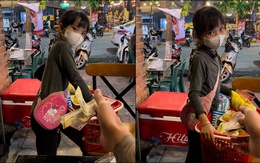 Bé gái hiểu chuyện khi bán hàng rong được khách cho tiền