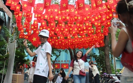 Không khí lễ hội ngập tràn quán cà phê dịp lễ 30-4