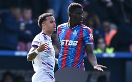 Cầu thủ Ngoại hạng Anh bị tuột quần giữa sân