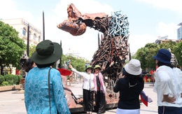 Hàng trăm du khách đến phố đi bộ Nguyễn Huệ xem bãi cọc Bạch Đằng và mô hình xe tăng treo ngược